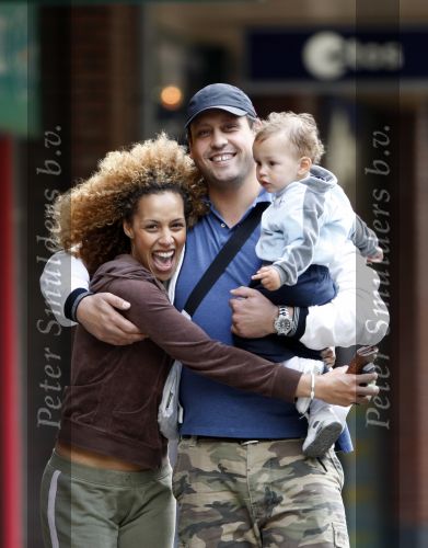 Amsterdam 30 juli 2007
Glennis Grace met vriend Moos en hun zoontje aan het wandelen.
Peter Smulders bv