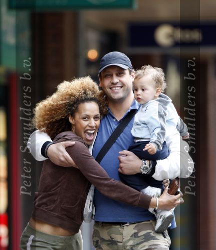 Amsterdam 30 juli 2007
Glennis Grace met vriend Moos en hun zoontje aan het wandelen.
Peter Smulders bv