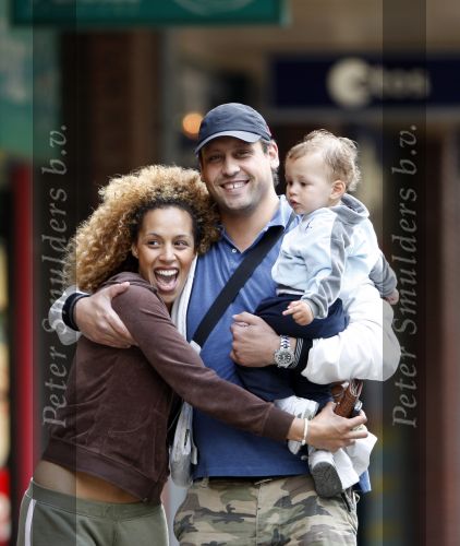 Amsterdam 30 juli 2007
Glennis Grace met vriend Moos en hun zoontje aan het wandelen.
Peter Smulders bv