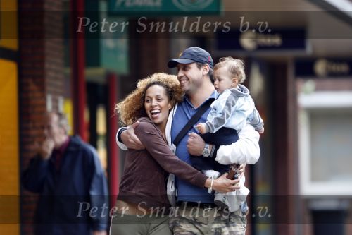 Amsterdam 30 juli 2007
Glennis Grace met vriend Moos en hun zoontje aan het wandelen.
Peter Smulders bv