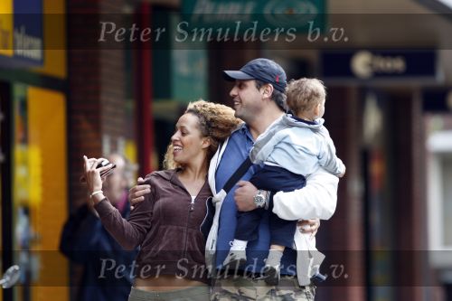 Amsterdam 30 juli 2007
Glennis Grace met vriend Moos en hun zoontje aan het wandelen.
Peter Smulders bv