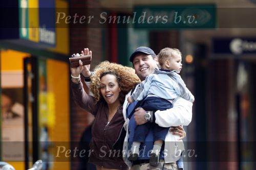 Amsterdam 30 juli 2007
Glennis Grace met vriend Moos en hun zoontje aan het wandelen.
Peter Smulders bv