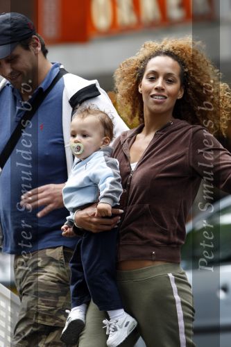 Amsterdam 30 juli 2007
Glennis Grace met vriend Moos en hun zoontje aan het wandelen.
Peter Smulders bv