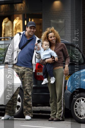 Amsterdam 30 juli 2007
Glennis Grace met vriend Moos en hun zoontje aan het wandelen.
Peter Smulders bv
