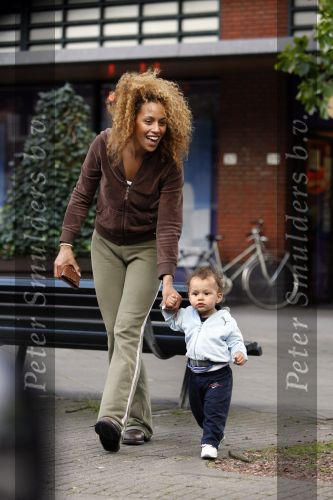 Amsterdam 30 juli 2007
Glennis Grace met vriend Moos en hun zoontje aan het wandelen.
Peter Smulders bv