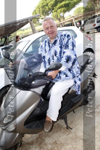 St Tropez 3 augustus 2007
Jan des Bouvrie viert zijn 65 e verjaardag bij Tropezina . Harry Mens op scooter