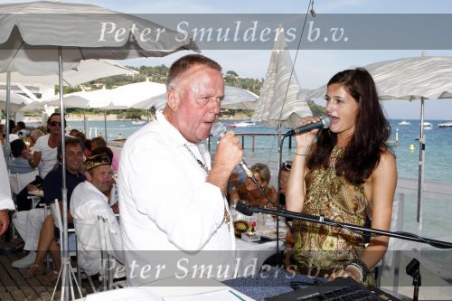 St Tropez 3 augustus 2007
Jan des Bouvrie viert zijn 65 e verjaardag bij Tropezina . Harrie Mens zingen