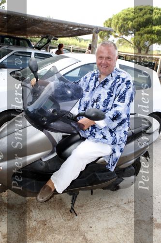 St Tropez 3 augustus 2007
Jan des Bouvrie viert zijn 65 e verjaardag bij Tropezina . Harrie Mens op scooter