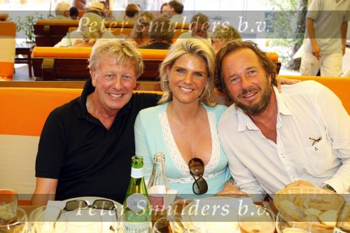 St Tropez 4 augustus 2007
Vrijgezellendag van Willibrord Frequin bij Tahiti Beach. Jan des Bouvrie met Herman Heinsbroek en een vriendin