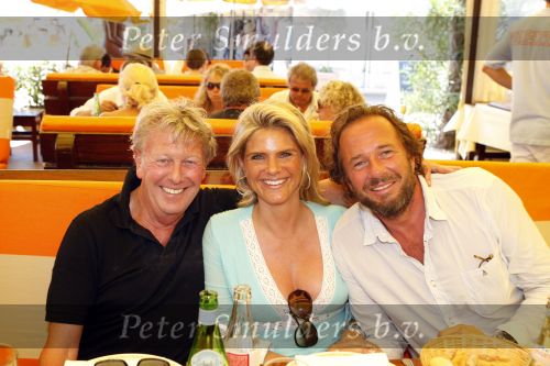 St Tropez 4 augustus 2007
Vrijgezellendag van Willibrord Frequin bij Tahiti Beach. Jan des Bouvrie met Herman Heinsbroek en een vriendin