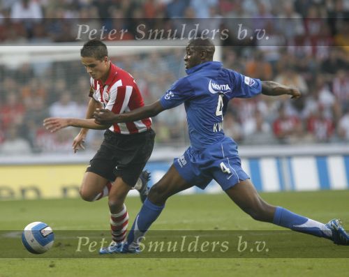Eindhoven, 25 Augustus 2007 Eerste thuiswedstrijd Seizoen 2007/2008 PSV-NEC, eindstand 5-0
Ibrahim Afellay in duel met Dominique Kivuvu