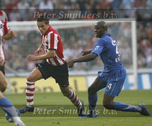 Eindhoven, 25 Augustus 2007 Eerste thuiswedstrijd Seizoen 2007/2008 PSV-NEC, eindstand 5-0
Ibrahim Afellay in duel met Dominique Kivuvu