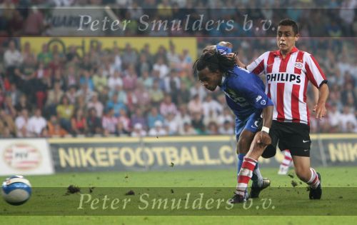 Eindhoven, 25 Augustus 2007 Eerste thuiswedstrijd Seizoen 2007/2008 PSV-NEC, eindstand 5-0
Ismail Aissati in duel met Lorenzo Davids
