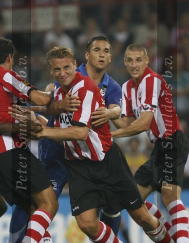 Eindhoven, 25 Augustus 2007 Eerste thuiswedstrijd Seizoen 2007/2008 PSV-NEC, eindstand 5-0
Jan Kromkamp zwaar in de tang bij Johnny v Beukering