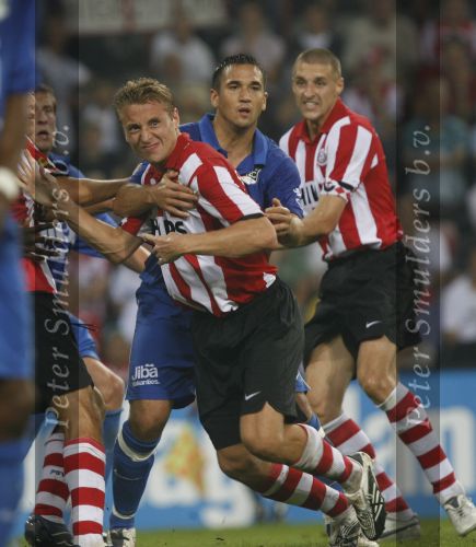 Eindhoven, 25 Augustus 2007 Eerste thuiswedstrijd Seizoen 2007/2008 PSV-NEC, eindstand 5-0
Jan Kromkamp zwaar in de tang bij Johnny v Beukering