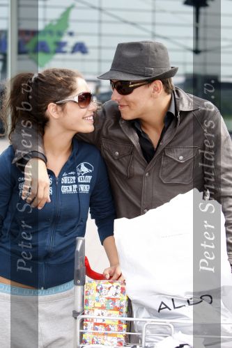 Schiphol 6 augustus 2007
Jan Smit en Yolanthe Cabau v Kasbergen komen terug op schiphol van hun reis naar India de Malediven en New York.
Peter Smulders bv