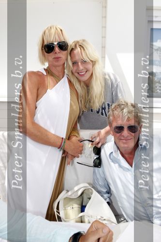 St Tropez 3 augustus 2007
Jan des Bouvrie viert zijn 65 e verjaardag bij Tropezina . Monique en Bo met Jan