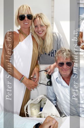 St Tropez 3 augustus 2007
Jan des Bouvrie viert zijn 65 e verjaardag bij Tropezina . Monique en Bo met Jan