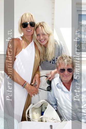St Tropez 3 augustus 2007
Jan des Bouvrie viert zijn 65 e verjaardag bij Tropezina . Monique en Bo met Jan