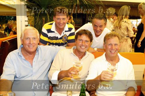St Tropez 4 augustus 2007
Vrijgezellendag van Willibrord Frequin bij Tahiti Beach. vlnr Jan Riedstra Sjaak v Vliet Johan Westermeijer Harrie v d Moesdijk en Marcel Boekhoorn