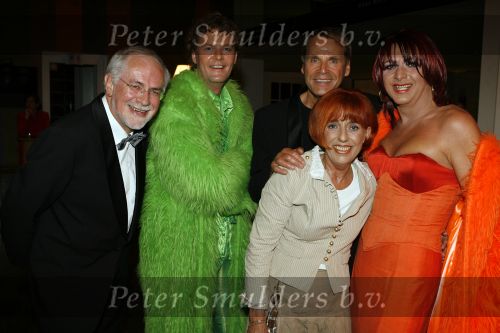Den Haag 23 juni 2007
Optreden van Anneke Gronloh in het koninklijk theater van Den Haag vanwege haar 65e verjaardag. Op deze dag is ook haar zus Tjula overleden. Joop Oonk met Trea Dobbs