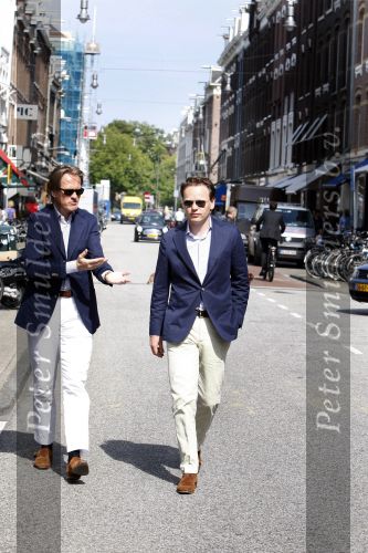 Amsterdam 31 juli 2007
Jort Kelder met een collega op de pc hooftstraat. Viktor en Rolf spannen rechtzaak aan tegen hen.