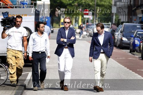 Amsterdam 31 juli 2007
Jort Kelder met een collega op de pc hooftstraat. Viktor en Rolf spannen rechtzaak aan tegen hen.