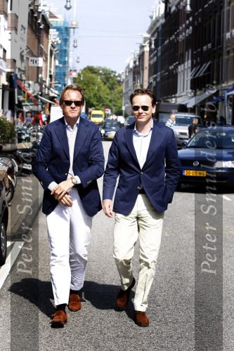 Amsterdam 31 juli 2007
Jort Kelder met een collega op de pc hooftstraat. Viktor en Rolf spannen rechtzaak aan tegen hen.
