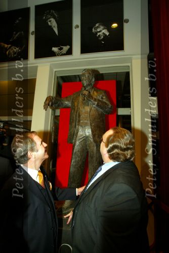 Sittard 15 januari 2003
Presentatie beeld Toon Hermans.
Aanwezig Maurice Hermans Gaby Hermans en ..... Hermans met hun dames. Jos Brink
