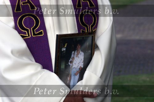28 mei 1999
Jos Brink met een foto in de hand van vigagiste    Machielse

PETER SMULDERS BV