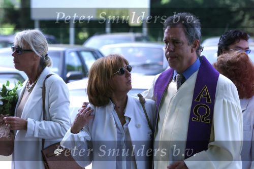 tijdelijk geestelijke Jos Brink omhelst Willeke Alberti
28 mei 1999