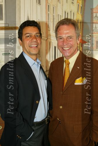 Rotterdam 30 juni 2002
Corry v Gorp 60 jaar surpriseparty
Corry met Jos Brink Frank Sanders Gerard Joling en Lee Towers