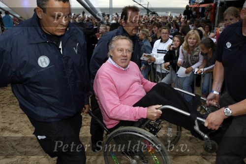 Bergen aan Zee 4 juli 2007
Tros zomerfeesten in bergen aan zee. Koos Alberts in rolstoel met Patricia Paay en Yvonne Keeley