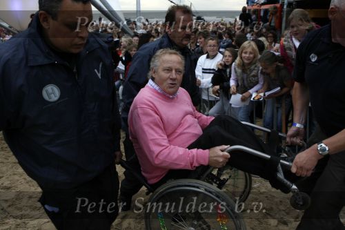 Bergen aan Zee 4 juli 2007
Tros zomerfeesten in bergen aan zee. Koos Alberts in rolstoel met Patricia Paay en Yvonne Keeley