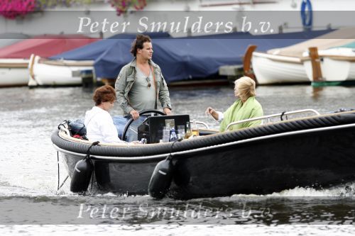 Amsterdam 9 augustus 2007
Leco v Zadelhoff aan het varen met boot . Yvonne Brandsteder en Nicolette zijn daarbij.