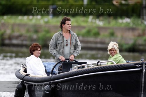 Amsterdam 9 augustus 2007
Leco v Zadelhoff aan het varen met boot . Yvonne Brandsteder en Nicolette zijn daarbij.