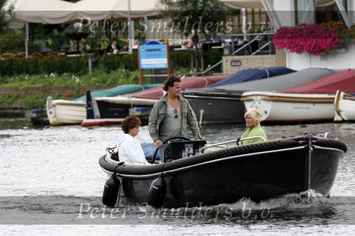 Amsterdam 9 augustus 2007
Leco v Zadelhoff aan het varen met boot . Yvonne Brandsteder en Nicolette zijn daarbij.
Peter Smulders bv