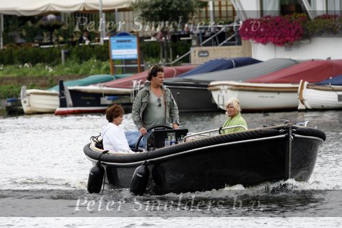 Amsterdam 9 augustus 2007
Leco v Zadelhoff aan het varen met boot . Yvonne Brandsteder en Nicolette zijn daarbij.