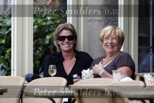 Amsterdam 7 augustus 2007
Margriet Timmerman met moeder op terras.