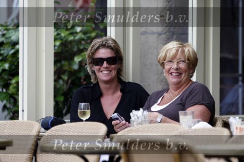 Amsterdam 7 augustus 2007
Margriet Timmerman met moeder op terras.