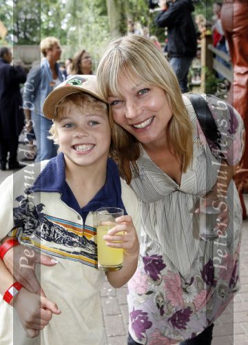 Wassenaar 11 juli 2007
Premiere Sitah in duinrell. Marilou Legrand met zoontje Quin