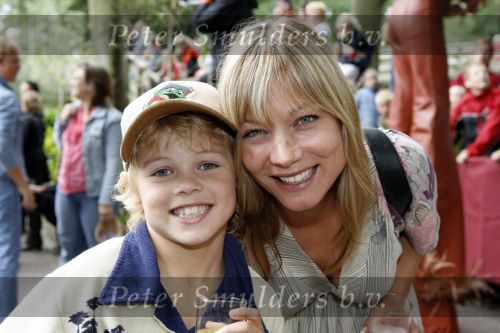 Wassenaar 11 juli 2007
Premiere Sitah in duinrell. Marilou Legrand met zoontje Quin