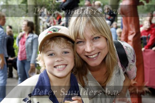 Wassenaar 11 juli 2007
Premiere Sitah in duinrell. Marilou Legrand met zoontje Quin