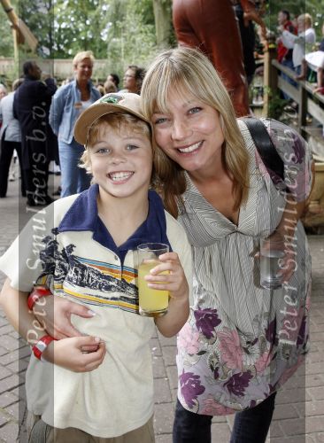Wassenaar 11 juli 2007
Premiere Sitah in duinrell. Marilou Legrand met zoontje Quin