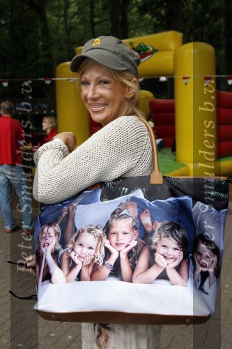 Wassenaar 11 juli 2007
Premiere Sitah in duinrell. Mary Borsato met tas met daarop haar kleinkinderen. Foto heb ik gemaakt op curacao
