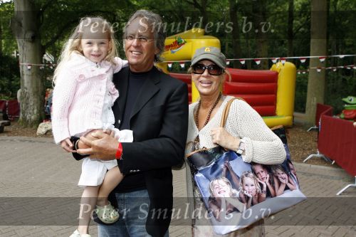 Wassenaar 11 juli 2007
Premiere Sitah in duinrell. Mary Borsato met tas met daarop haar kleinkinderen. Foto heb ik gemaakt op curacao