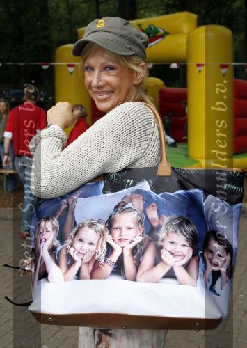 Wassenaar 11 juli 2007
Premiere Sitah in duinrell. Mary Borsato met tas met daarop haar kleinkinderen. Foto heb ik gemaakt op curacao