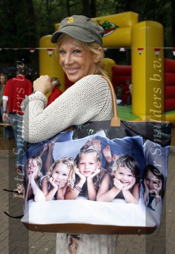 Wassenaar 11 juli 2007
Premiere Sitah in duinrell. Mary Borsato met tas met daarop haar kleinkinderen. Foto heb ik gemaakt op curacao