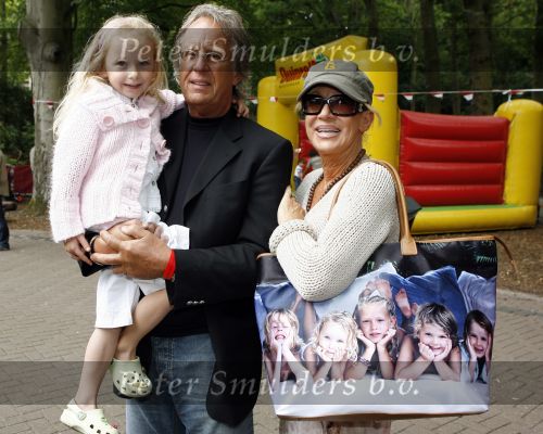 Wassenaar 11 juli 2007
Premiere Sitah in duinrell. Mary Borsato met tas met daarop haar kleinkinderen. Foto heb ik gemaakt op curacao. Mary met vriend Bert en kleindochter