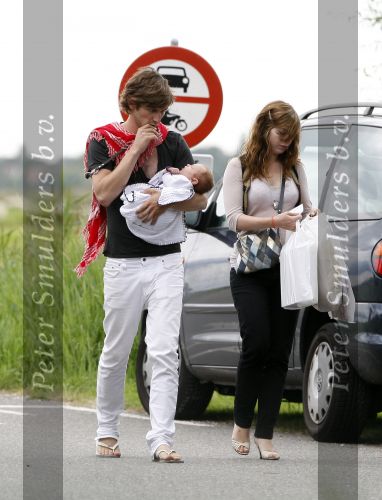8 augustus 2007
Tara Elders met Michiel Huisman en baby